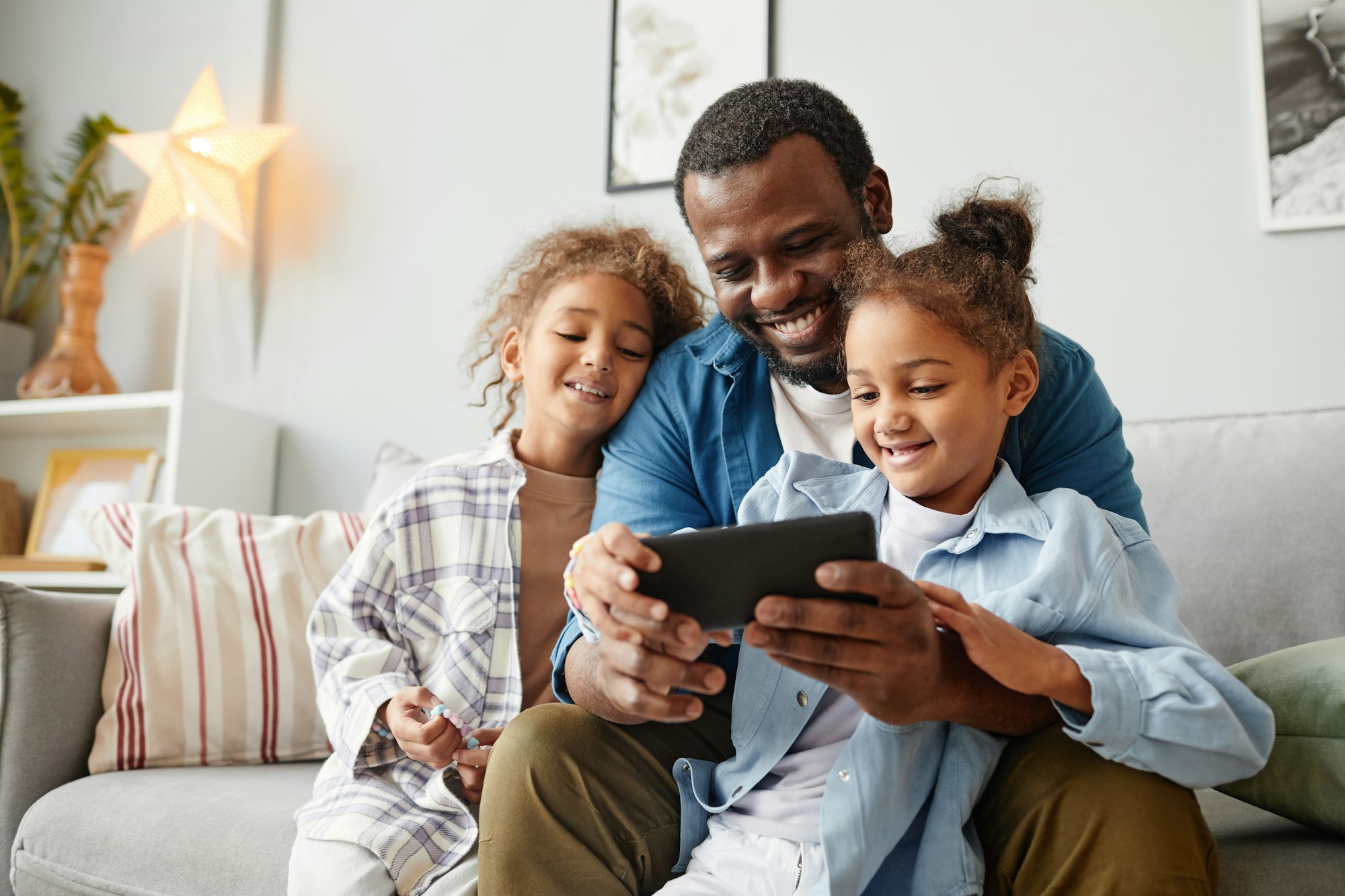 Parenting in the Digital Age: Balancing Screen Time and Family Connection